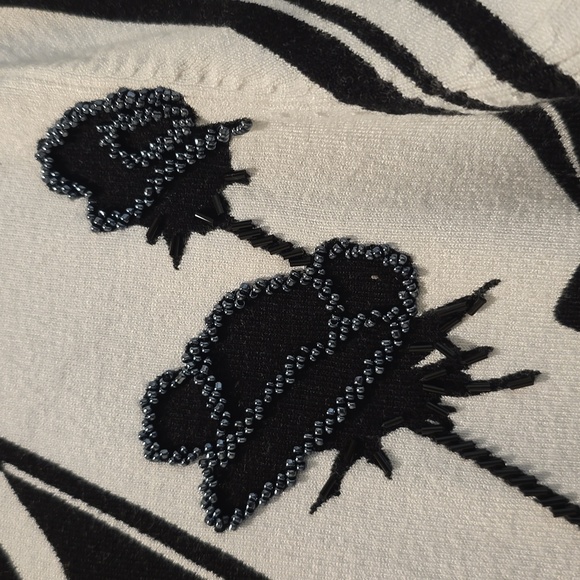 WOMEN'S BLACK & WHITE BEADED SWEATER WITH ROSES - Picture 5 of 6